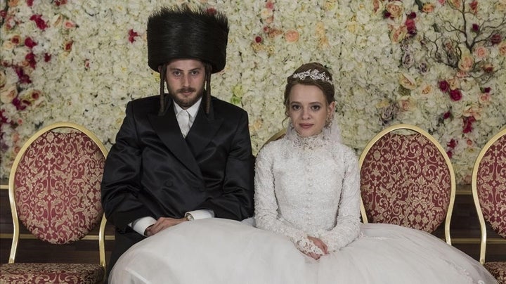 Los actores Amit Rahav y Shira Haas, en la boda de 'Unorthodox'.