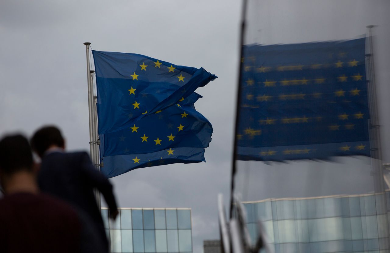 Σημαίες της ΕΕ έξω από την έδρα της Ευρωπαϊκής Ένωσης στις Βρυξέλλες (AP Photo/Virginia Mayo)