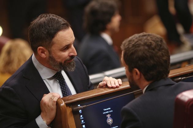 Imagen de archivo de Santiago Abascal, líder de Vox, charlando con Pablo Casado en el Congreso...