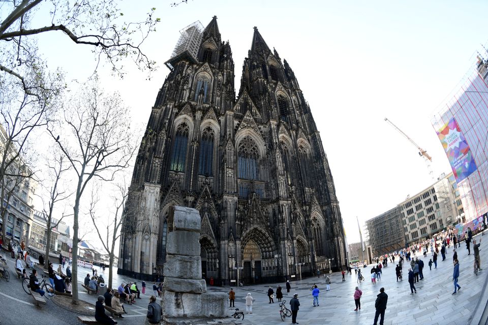12일 독일 쾰른에서 부활절 미사가 취소된 쾰른 대성당 앞 광장에 사람들이 모여 성당을 바라보고