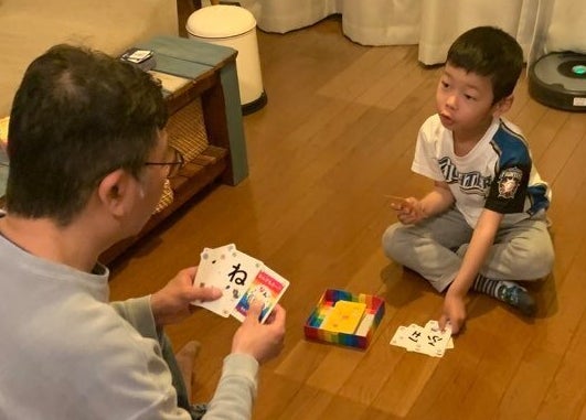 息子とカードゲームを楽しむ様子