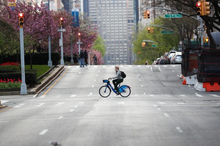 Η απόλυτη ησυχία (και η χαρά το ποδηλάτη) στους δρόμους της πόλης που δεν κοιμάται ποτέ. 