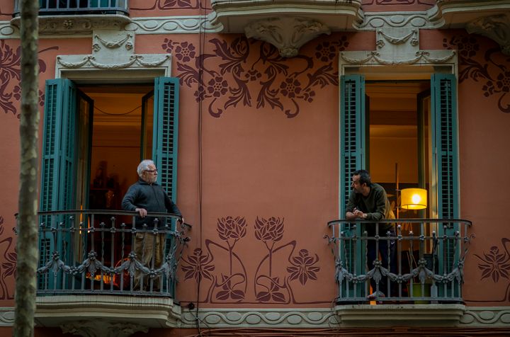 Καταπολεμώντας τη μοναξιά της καραντίνας συζητώντας από τα μπαλκόνια (Ισπανία).