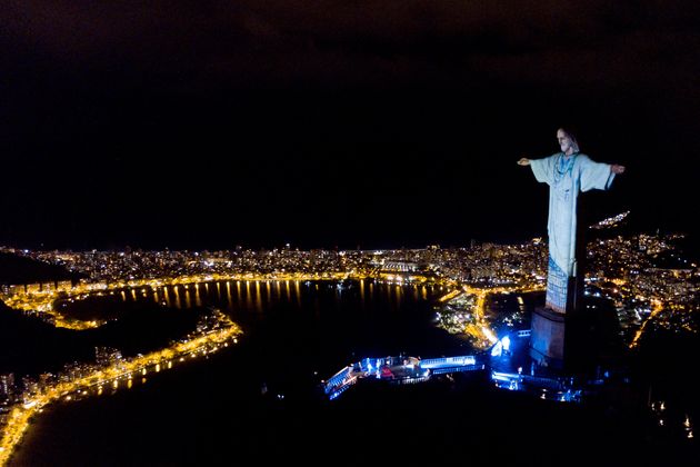 リオデジャネイロのキリスト像が白衣姿に 医療従事者に敬意を表して 画像集 ハフポスト