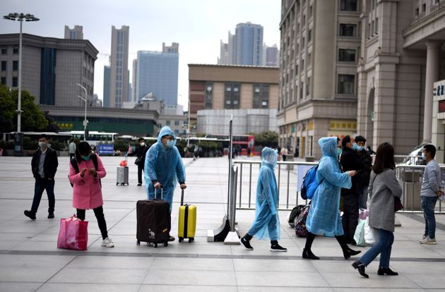 Des passagers arrivant devant la gare Hankou à Wuhan, en Chine, le 11 avril