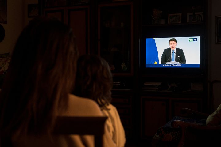 コンテ首相のロックダウン宣言をテレビで見る国民