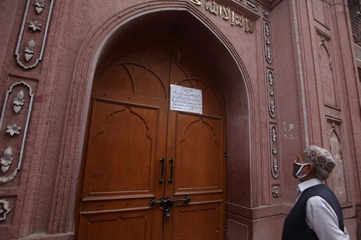 27 Μαρτίου 2020. Η ανακοίνωση της απαγόρευσης λόγω κορονοϊού, έξω από τέμενος στο Καράτσι. REUTERS/Khuram Parvez