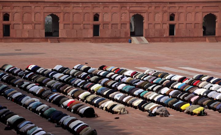 20 Μαρτίου 2020, Λαχώρη. Οι μουσουλμάνοι πιστοί στην προσευχή της Παρασκευής, ενώ ο κορονοϊός χτυπούσε ήδη την πόρτα του Πακιστάν REUTERS/Mohsin Raza
