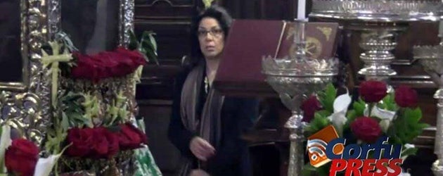 Φωτογραφικό στιγμιότυπο από την παρουσία της δημάρχου Κέρκυρας, Μερόπης Υδραίου, στον ιερό ναό του Αγίου Σπυρίδωνα το πρωί της 12ης Απριλίου.