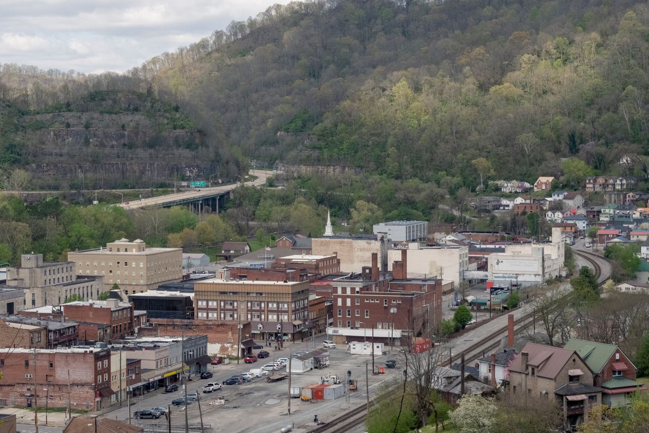Once known as the "Heart of the Billion-Dollar Coalfield," Williamson, West Virginia's population has continued to decline.