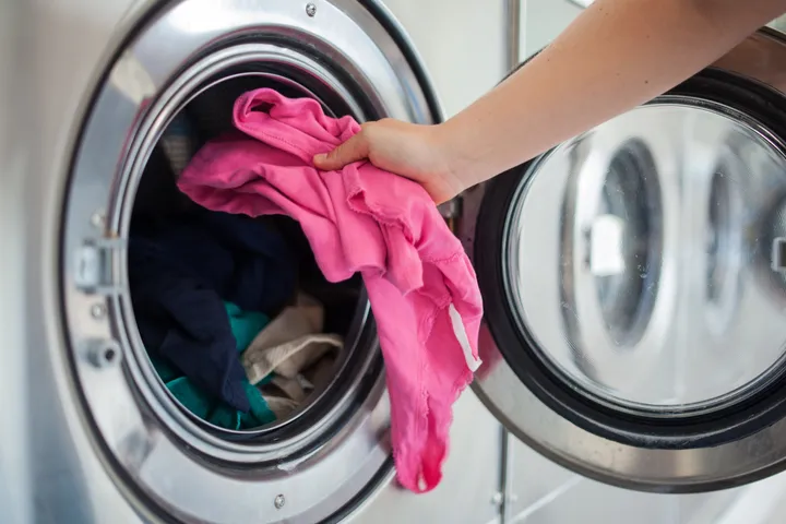 Sólo hay un tipo de tejido que soporta el lavado a 90 que recomienda el Gobierno para la ropa de trabajo | El HuffPost Life