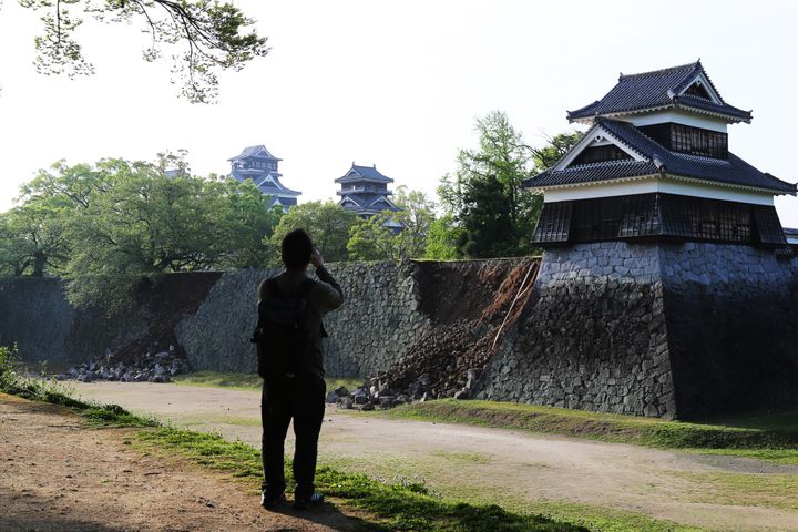 熊本地震で崩れた熊本城の石垣＝２０１６年４月１５日、熊本市 