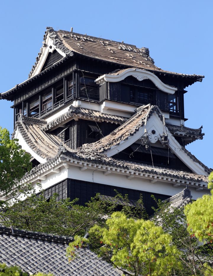 屋根瓦やしゃちほこなどが崩れた熊本城＝１６日、熊本市 