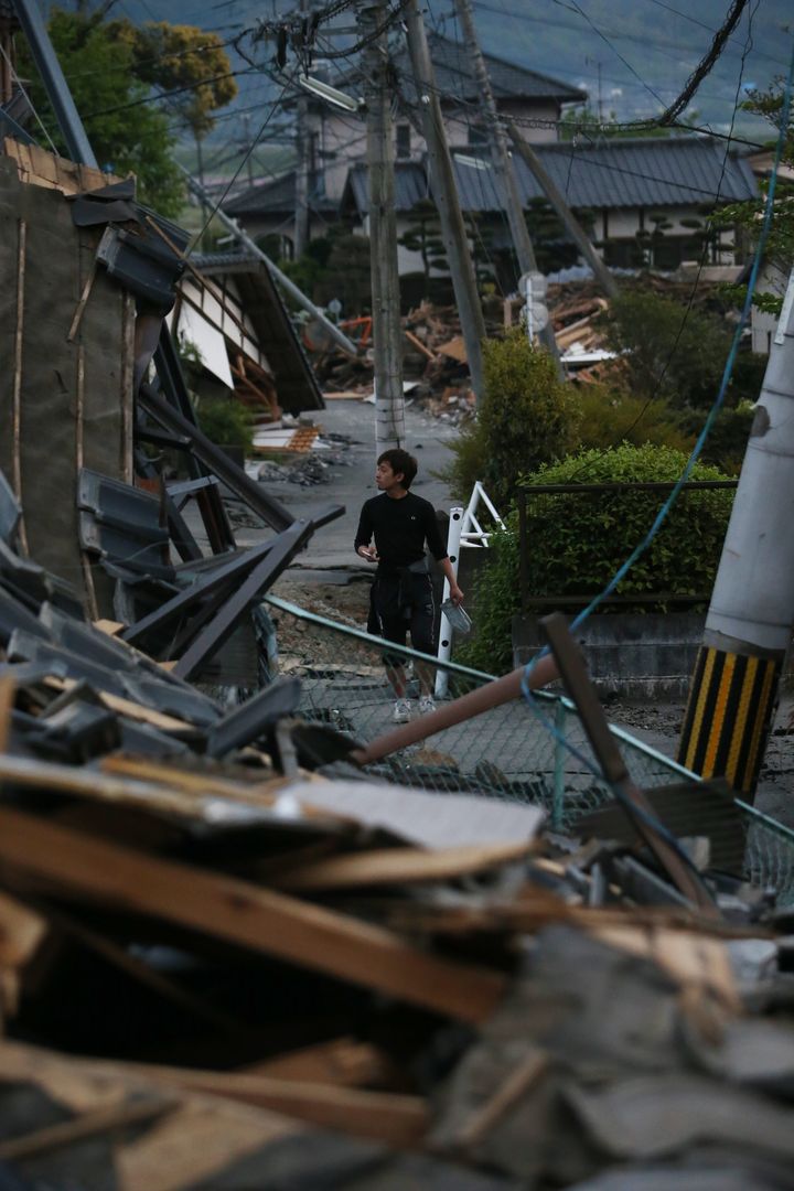 地震で倒壊した家屋。地震から６日が経過した＝２０日、熊本県益城町 