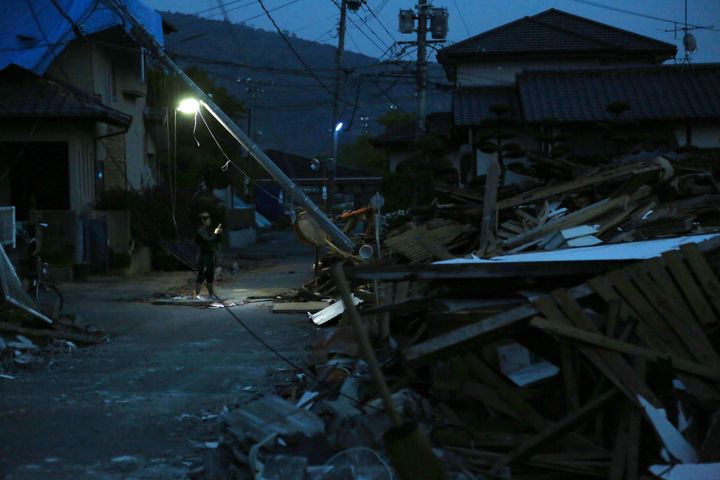 倒壊した家屋のがれきが残る熊本県益城町＝２０日午後