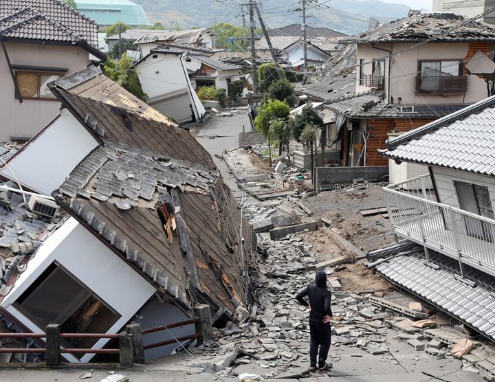 地震で半倒壊した熊本県益城町の町並み＝４月１６日、熊本県益城町 