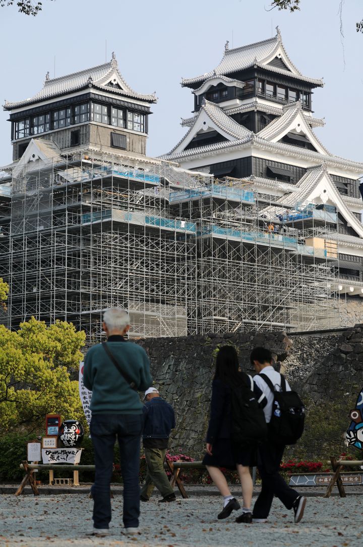 ２０１６年の熊本地震で被災した熊本城。２１年に修復完了を目指す天守閣は大天守の外観修復を終え、内装や小天守の工事が続いている＝９日、熊本市中央区 