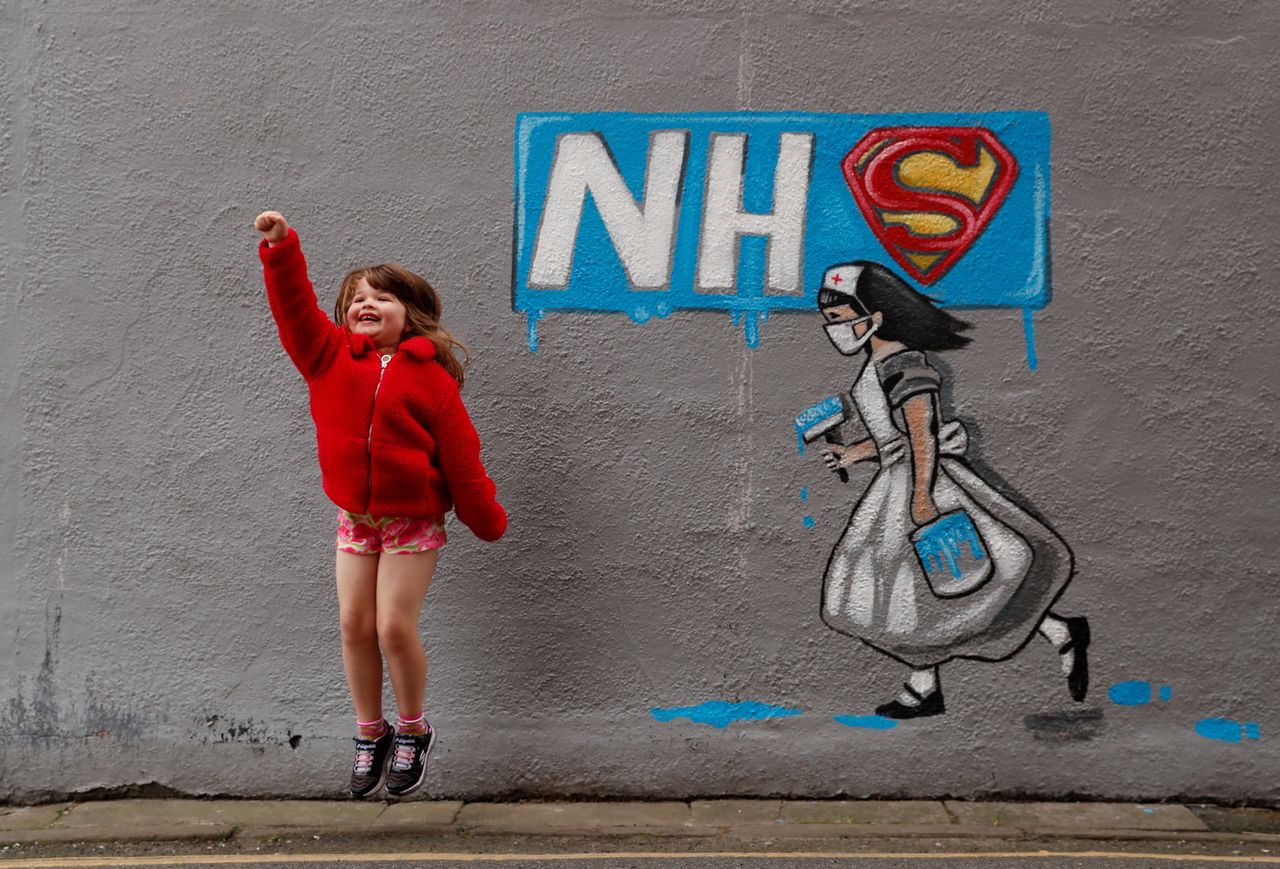 Οι ήρωες της εποχής μας είναι οι γιατροί και οι νοσηλευτές μας. Γκράφιτι του Rachel List στη Βρετανία. 