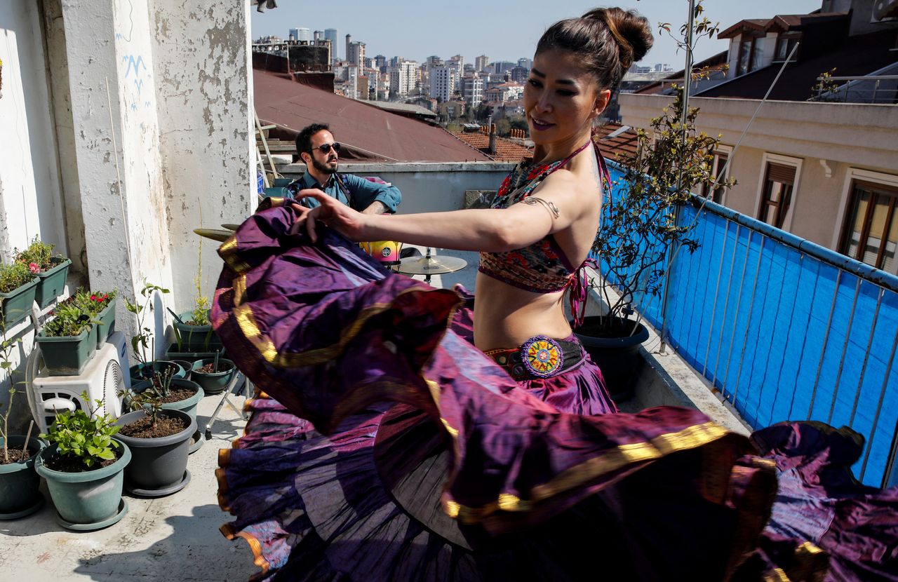 Η χορεύτρια Σου Σεβντά Οζούμ δίνει μια ακόμη παράσταση στο μπαλκόνι, για τους γείτονές σε γειτονιάς της Κωνσταντινούπολης.