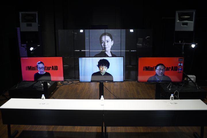 プロジェクトの発足を発表するオンライン会見に参加した深田晃司監督（右）、賛同人の斎藤工さん（中央）、渡辺真起子さん（左）。