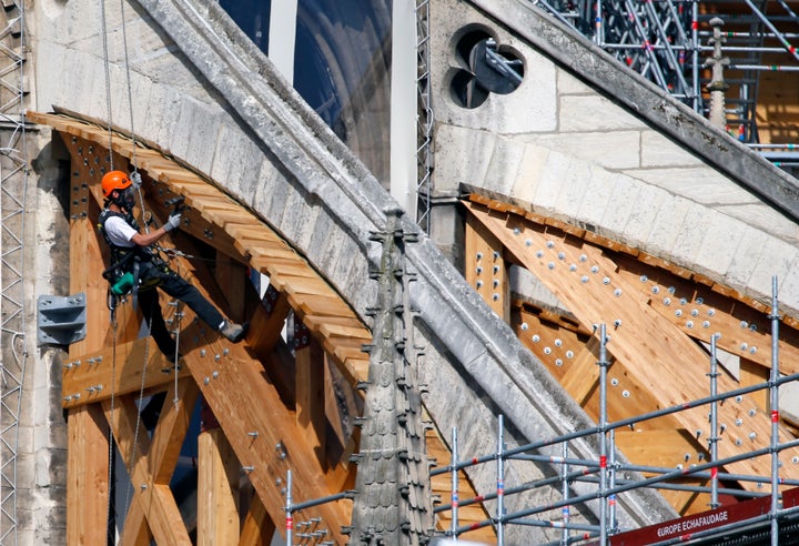 Durante los trabajos se han reforzado los arbotantes con estructuras de madera.