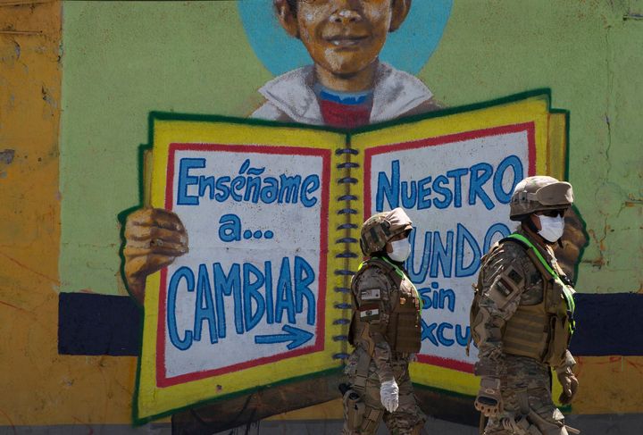 Στρατιώτες περιπολούν στους δρόμος της Βολιβίας. Η κυβέρνηση έχει επιβάλλει περιορισμούς στην κυκλοφορία των πολιτών. (AP Photo/Juan Karita)