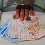 FT: Γιατί οι επενδυτές στοκάρουν μετρητά εν μέσω