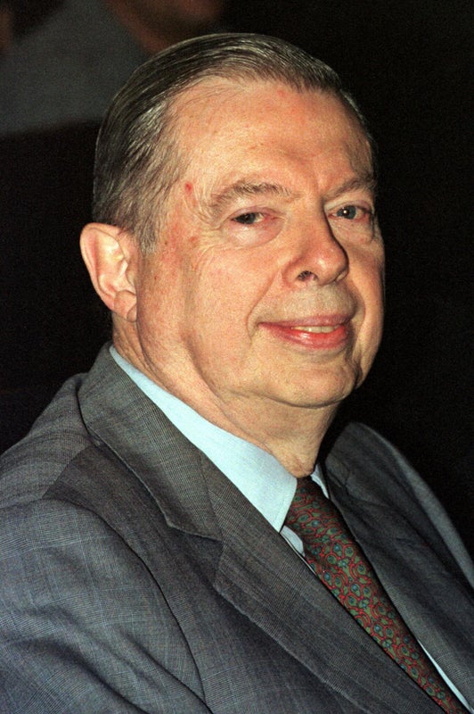 Robert Poujade fut le tout premier ministre de l'Environnement d'un gouvernement français, en l'occurence sous la présidence de Georges Pompidou en 1971. Un poste difficile à une époque où l'écologie n'était pas une priorité et qu'il racontera dans un livre "Le Ministère de l'Impossible". Il fut aussi pendant 30 ans maire de Dijon.>>> En savoir plus dans notre article ici