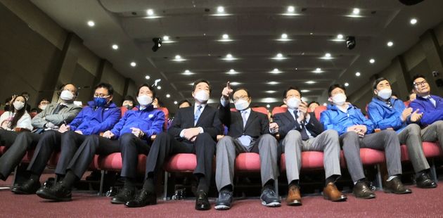 이해찬·이낙연 더불어민주당 공동상임선대위원장 등이 15일 오후 서울 여의도 국회 의원회관에 마련된 21대 국회의원선거 개표상황실에서 출구조사 방송을 지켜보고