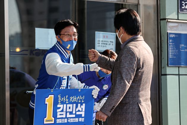 4·15 총선 서울 영등포구을에 출사표를 던진 김민석 더불어민주당 후보가 3월 30일 서울 영등포구 신길역 앞에서 출근 인사를 하고