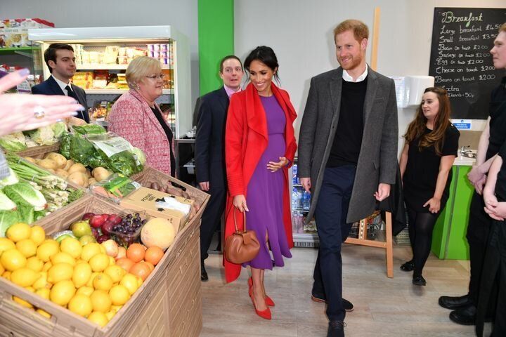 2019年1月14日に、イングランド・バーケンヘッドにあるスーパー「フィーディング・バーケンヘッド」とコミュニティカフェを訪れたハリー王子とメーガン妃