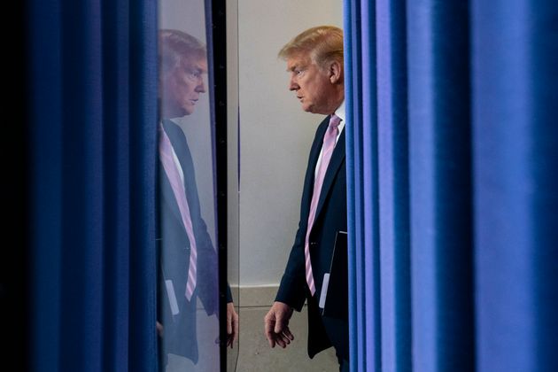 도널드 트럼프 미국 대통령이 코로나19 브리핑을 위해 백악관 브리핑룸으로 입장하고 있다. 이 날 미국 정부는 기존 지침을 수정해 일반 마스크나 얼굴 가리개를 착용하라고 권고했다. 2020년