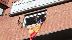 Aplausos a las 8 y ‘puñaladas’ a las 9: qué nos lleva a convertirnos en justicieros de