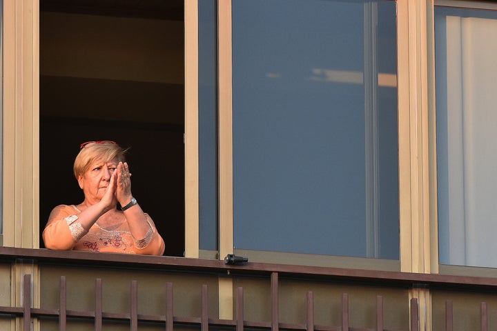 Una mujer aplaude en Hospitalet de Llobregat (Barcelona).