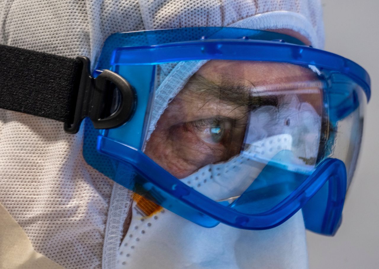 Ο γιατρός Τζιοβάνι Πασέρι κοιτά μια ακτινογραφία πνευμόνων ενός ασθενή με COVID-19 στο νοσοκομείο Ματζόρε, στην Πάρμα της Ιταλίας, στις 8 Απριλίου 2020. Όπως λέει ο ίδιος, η πνευμονία που προκαλεί ο ιός απεικονίζεται στους πνεύμονες σαν μια τυπική αδιαφάνεια από γυαλί. (AP Photo/Domenico Stinellis)