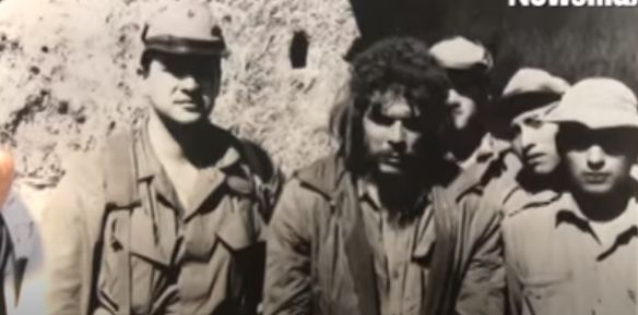 Η σύλληψη του Τσε Γκεβάρα. Στ΄άριστερά ο πράκτορας της CIA Felix Rodriguez που βοήθησε τον στρατό της Βολιβίας να τον εντοπίσει.Felix Rodriguez