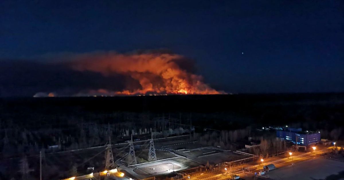 Свечение в чернобыле после взрыва. Пожар на Чернобыльской АЭС 1986. Чернобыль 2020. Пожар в ЧЗО 2020. Пожар на АЭС Чернобыль.