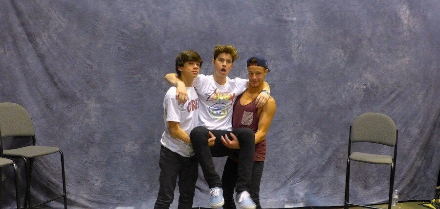 <div class="feature-caption"><em> Hayes and Cam joke around with Nash after posing for photos at Wizard World. (Photo by Bianca Bosker)</em></div>