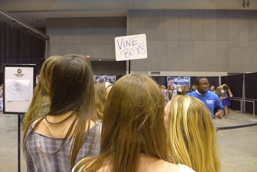 <div class="feature-caption"><em> Wizard World "VIPs" wait their turn to start taking photos with Nash, Hayes and Cam. (Photo by Bianca Bosker)</em></div>