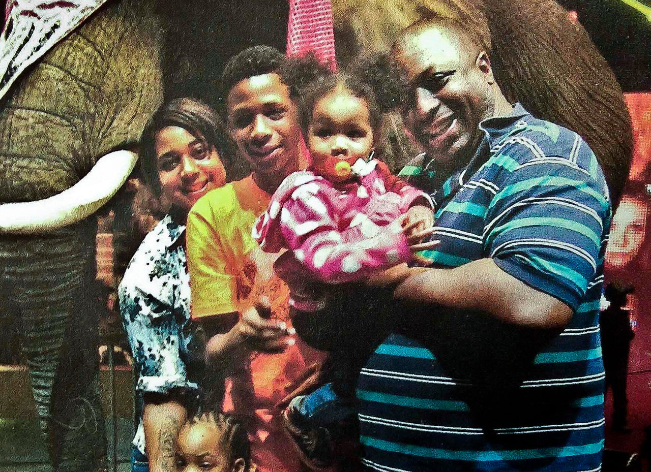 Eric Garner, right, with his children. (AP/National Action Network)