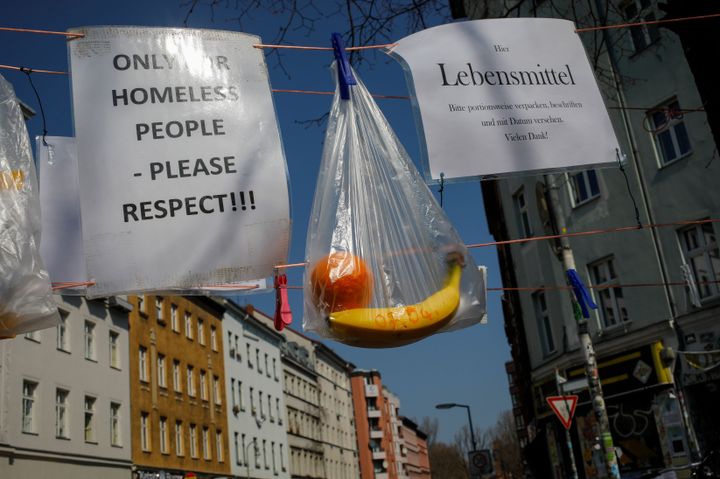 Τσάντες με φαγητό για τους αστέγους αφημένες στο "φράχτη με τα δώρα" Βερολίνο 7 Απριλίου 2020