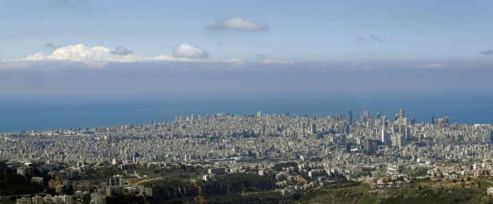 Beyrouth, la capitale du Liban, offre une ligne d’horizon dégagée le 21 mars 2020, tandis que la majorité des habitants sont confinés chez eux afin de contrôler la propagation du nouveau coronavirus. L’air de Beyrouth est notoirement très pollué.