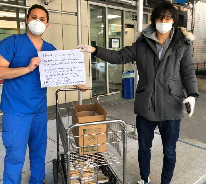 50食分のサンドイッチをニューヨークのマウントサイナイ病院に届けたシェフの島野雄さん（右）