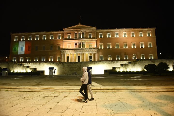 Το ελληνικό Κοινοβούλιο στα χρώματα της ιταλικής σημαίας σε ένδειξη συμπαράστασης για τη δοκιμασία που βιώνει ο ιταλικός λαός εξαιτίας της πανδημίας