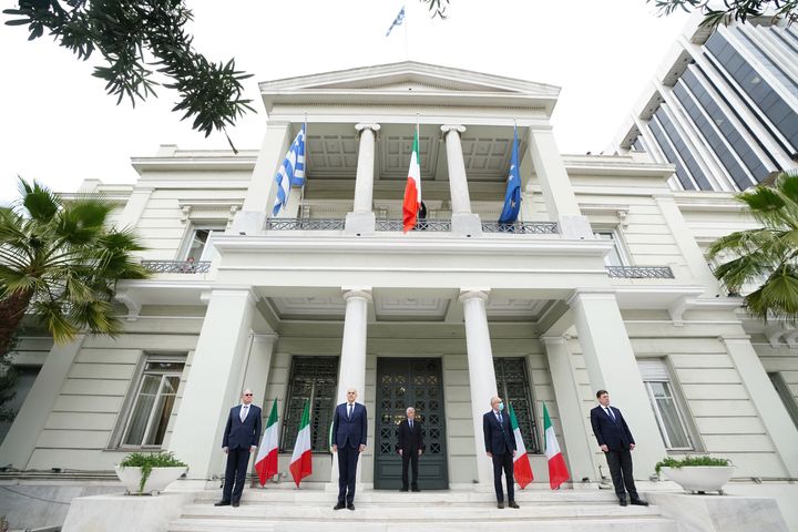 Στιγμιότυπο από την εκδήλωση συμπαράστασης Ελλάδας προς Ιταλία που πραγματοποιήθηκε στο Υπουργείο Εξωτερικών, παρουσία του Εξωτερικών, Ν. Δένδια, και Ιταλού Πρέσβυ, Efisio Luigi Marras,Παρασκευή 3 Απριλίου 2020 