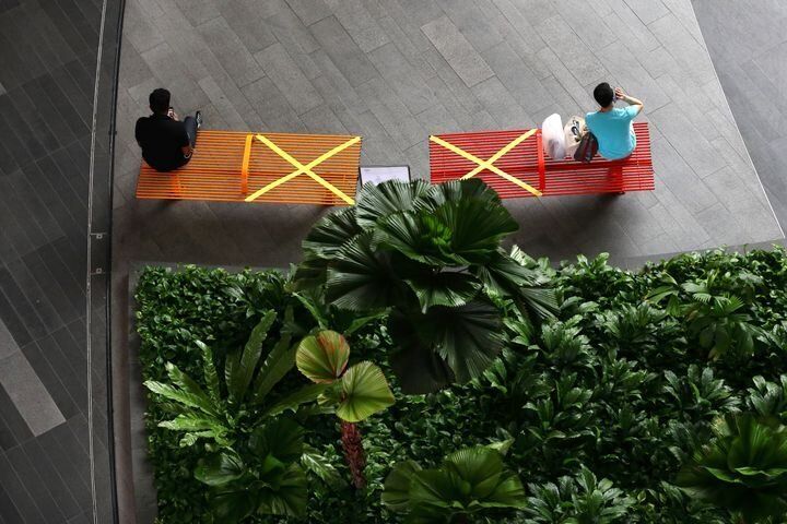 ベンチにXマーク：シンガポールでソーシャルディスタンスをする人々