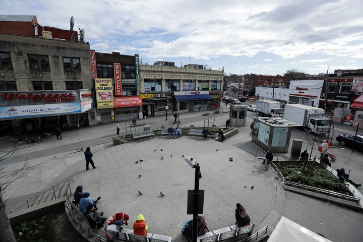 Des piétons sur la Corona Plaza, dans le Queens, à New York, le 2 avril 2020. Les données rapportées par les autorités sanitaires de la ville montrent que les résidents des quartiers de Jackson Heights, Elmhurst et Corona – en majorité issus de la classe ouvrière et souvent immigrés – sont plus nombreux à être testés positifs au coronavirus que ceux des quartiers riches, en majorité blancs, de Manhattan et Brooklyn.