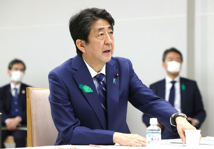 テレビ会議で行われた経済財政諮問会議で発言する安倍晋三首相＝4月15日、首相官邸 