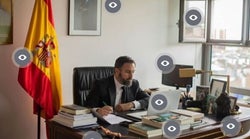 Abascal ha subido una foto de su despacho... y hay varias cosas que nos llaman la