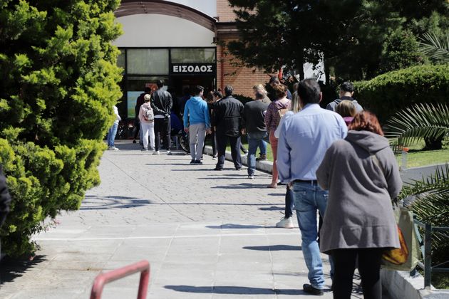 Ουρές έξω από γνωστή αλυσίδα σουπερμάρκετ